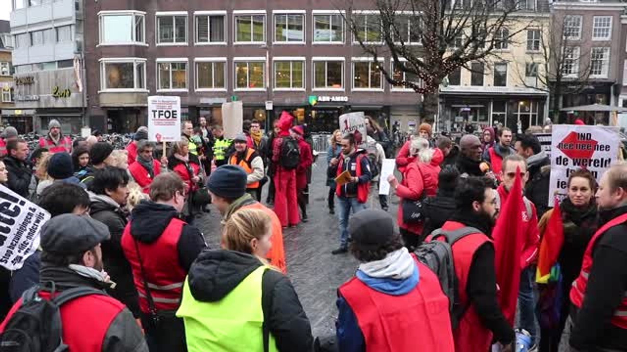 Hollanda'da "Kırmızı Yelekliler" Hükümeti Protesto Etti