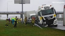 Vrachtwagen en BE-Combi botsen op A28 bij Staphorst