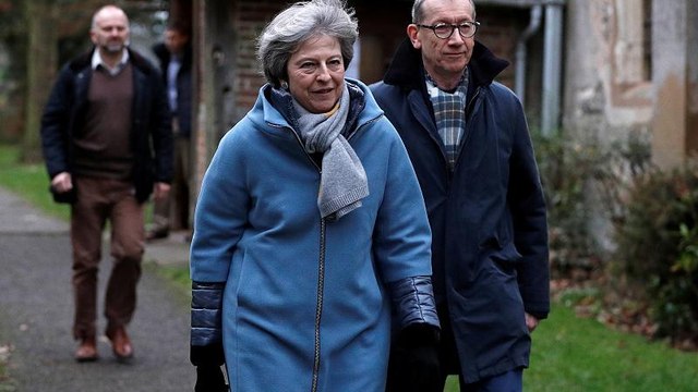 Theresa May warns 'no' vote would undermine trust in democracy ahead of key vote