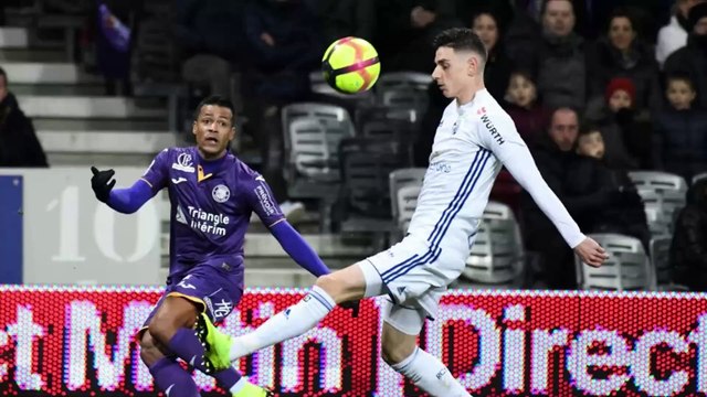 Ligue 1 : Strasbourg s'offre une belle victoire au Stadium 1-2