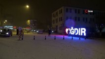 Vatandaşlar kar yağışını oynayarak karşıladı