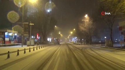 Vatandaşlar Kar Yağışını Oynayarak Karşıladı