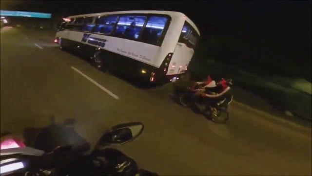 Un motard croise des riders en BMX accrochés à un bus!