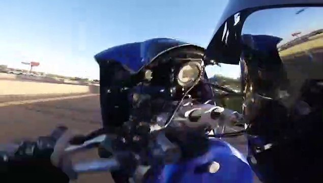 Ce motard fait une roue en pleine autoroute et chute lourdement