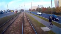 Elle traverse la voie ferrée le casque sur les oreilles et frôle le pire