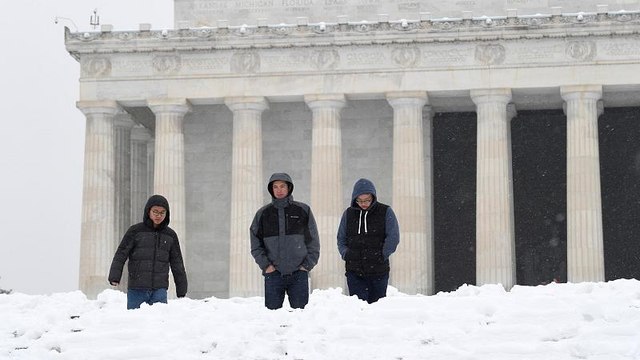 شاهد: عاصفة ثلجية تجتاح شرق أمريكا وتتسبب في مقتل سبعة على الأقل