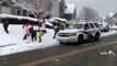 Bataille de boules de neige : la police s'arrête et joue avec les enfants !