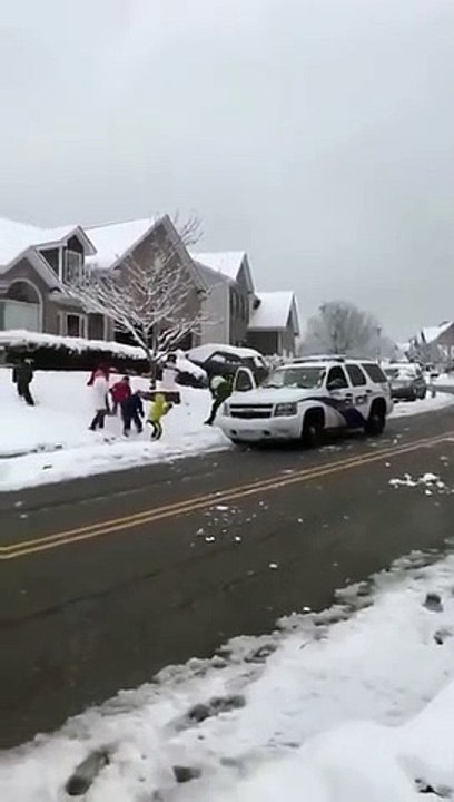 Bataille de boules de neige : la police s'arrête et joue avec les enfants !