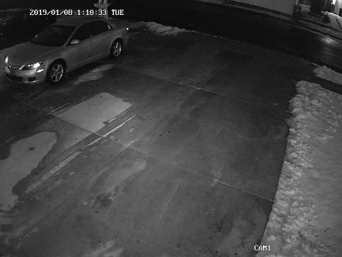 Il sort de la voiture et tombe immédiatement sur du verglas !