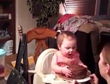 ردة فعل طفلة صغيرة أول مرة تتذوق طعم الشوكولاتة بحياتها