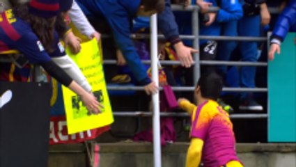 Luis Suárez gives his Shirt to a fan