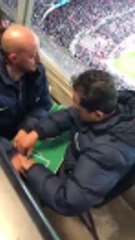 Cesar helps his blind and deaf friend to follow matches