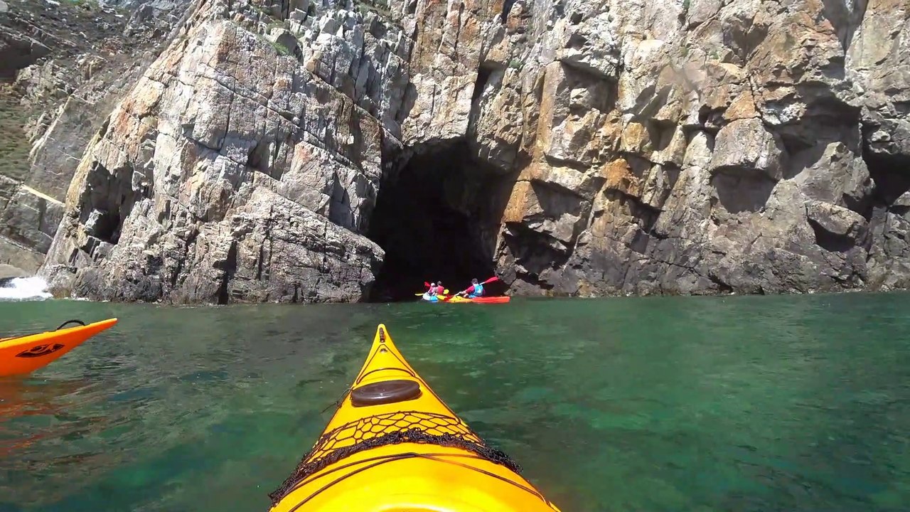 Grottes de la pointe de la Tavelle à Pen-Hir en Kayak