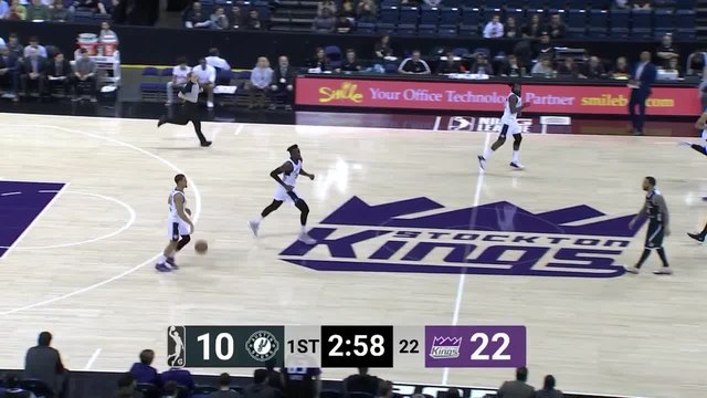 Anthony Walker throws down the alley-oop!