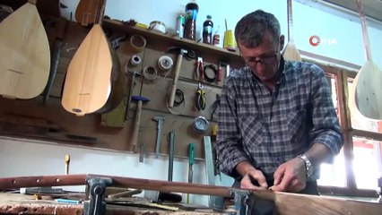 Hobi olarak başladı, 28 yıldır el emeği bağlama yapıyor