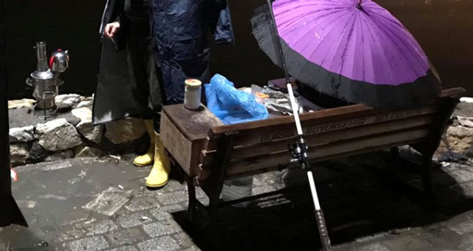 Amatör Balıkçı, Kıyıdan Oltayla 90 Santimetrelik Levrek Yakaladı