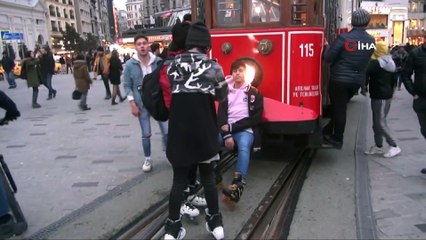 Patenli gençlerin tehlikeli tramvay yolculuğu kamerada