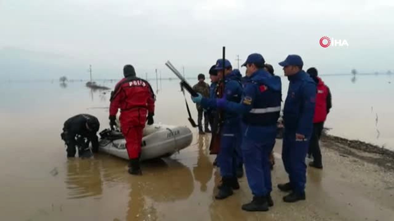 İzmir'in Torbalı İlçesinde Ördek Avlamak İçin Girdikleri Gölette Kayıkları Batan Dört Kişiden...