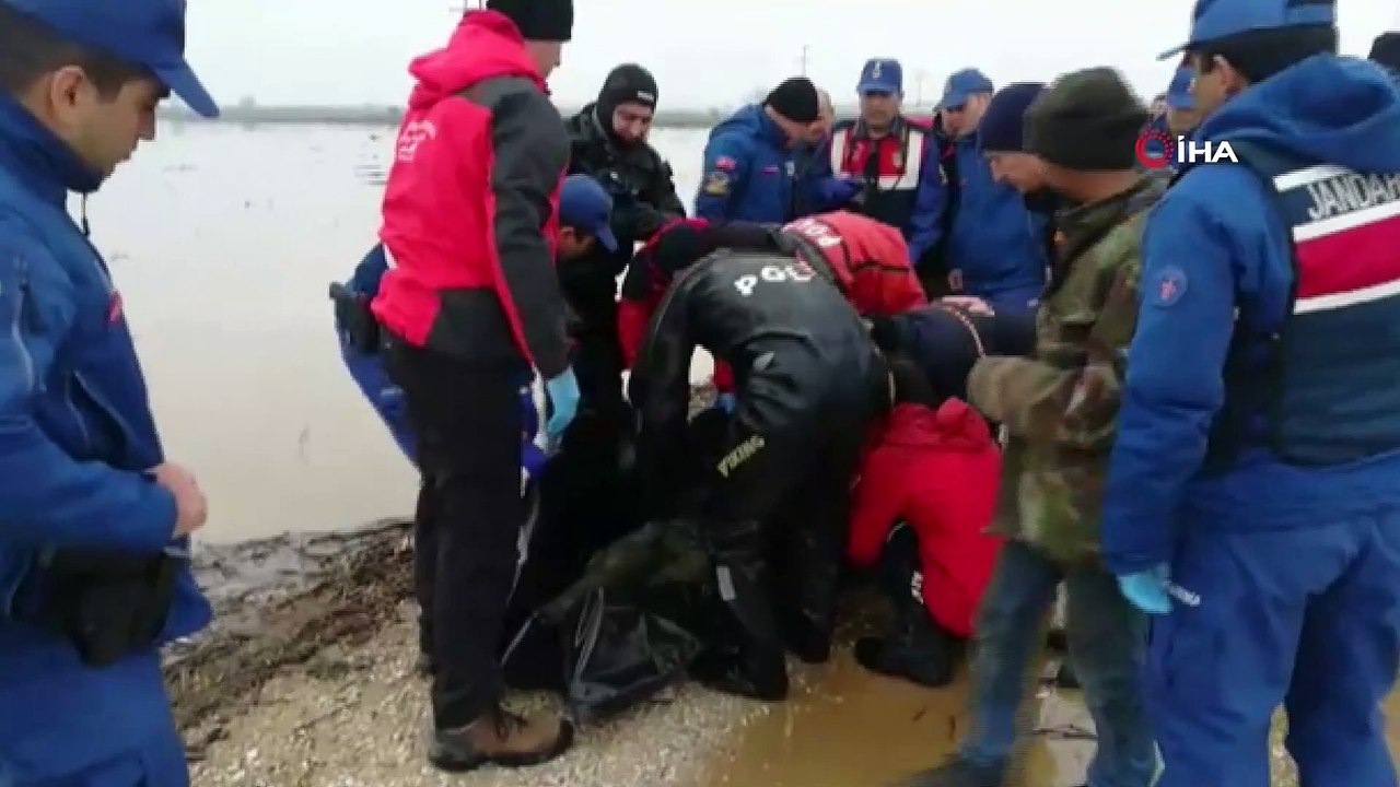 İzmir’in Torbalı ilçesinde ördek avlamak için girdikleri gölette kayıkları batan dört kişiden üçüncüsünün de cesedi bulundu. 1 kişinin tedavisi ise hala devam ediyor.