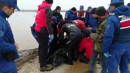 İzmir’in Torbalı ilçesinde ördek avlamak için girdikleri gölette kayıkları batan dört kişiden üçüncüsünün de cesedi bulundu. 1 kişinin tedavisi ise hala devam ediyor.
