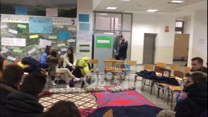 Ora News - Studentët e Arkitekturës kalojnë natën në fakultet me batanije