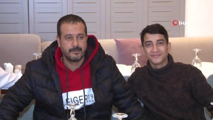 Türkiye Onu Sesi ve Müslüm Filmindeki Performansıyla Tanıdı... İkizi Komi Kendisi Ünlü