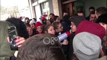 Ora News - Studentët e Ekonomikut në iso: Ngujimin do vazhdojmë, për të drejtat protestojmë