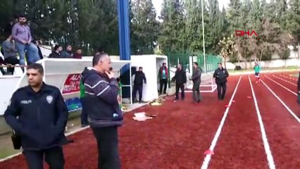 Hakeme tekme ve yumruklarla saldırdılar