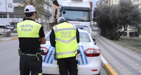 Rüşvet Aldıkları Vatandaşa Bir de El Hareketi Çeken Polisler Tutuklandı