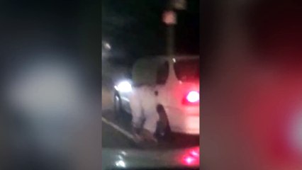 Download Video: Un homme s'accroche à sa voiture alors qu'il vient de se faire carjacker