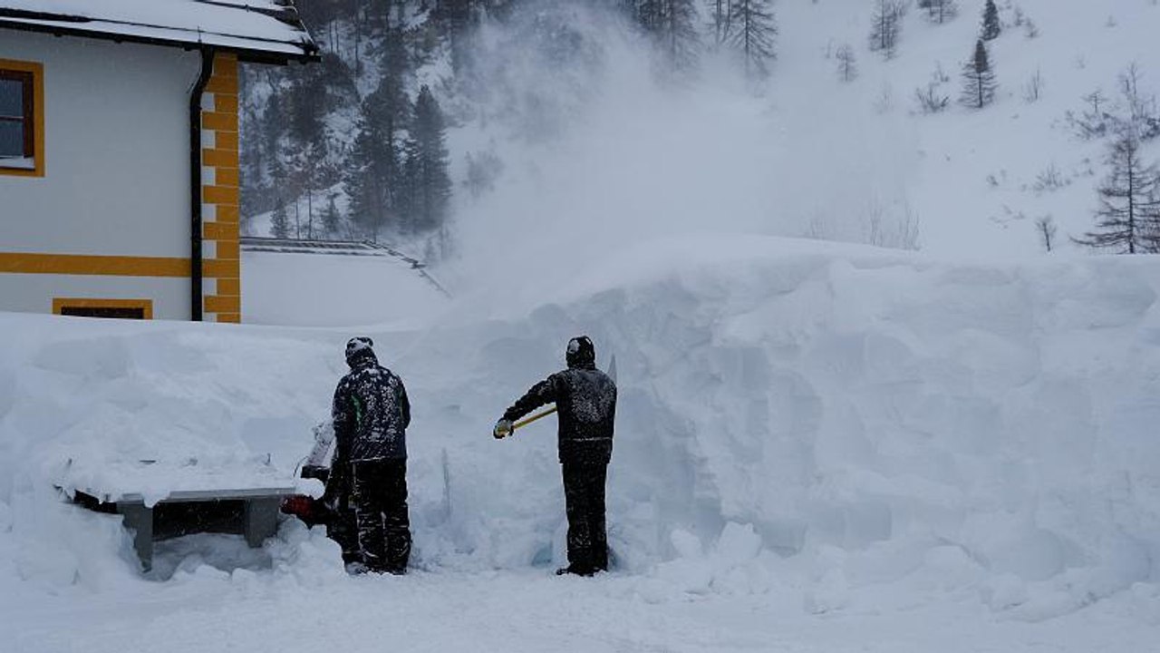 Fatal avalanches in Austrian Alps