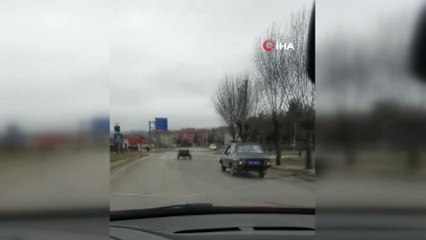 Römork traktörden ayrıldı, tutmak isterken diğer otomobille römork arasına sıkışıyordu... O anlar kamerada