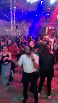 Un DJ dans une boite de nuit où les danseurs portent des casques
