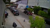 Câmera de segurança mostra carro despencando do 3º andar de edifício-garagem no Recife