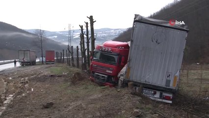 Yabancı Plakalı Tır Yoldan Çıkarak İkiye Katlandı