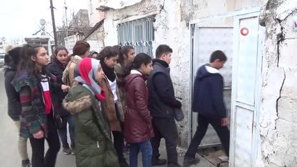 Soğuk Havada Ayağında Terlikle El Arabasında Kardeşini Taşıyan Hacı Dede ve İmmihan Nineye...