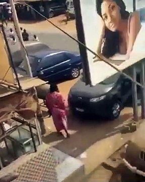 Un blanc agressé en plein jour lors du combat Balla gaye -Modou Lo. Regardez (1)