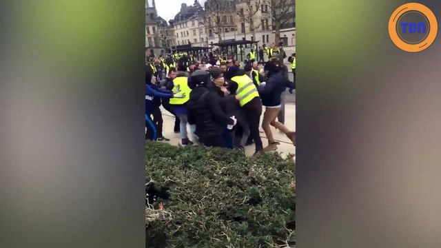 Une équipe de journalistes de la chaîne LCI ciblée par des manifestants à Rouen !