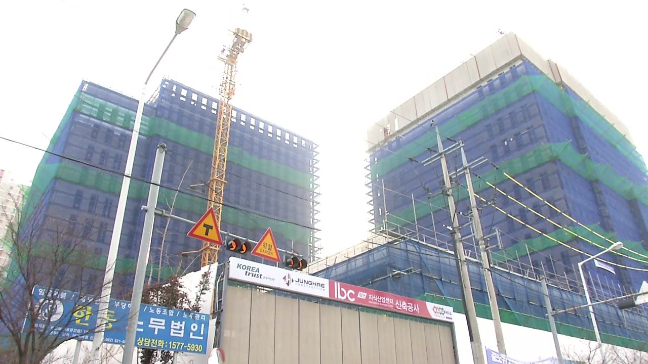 공사장에서 건설 자재 떨어져 2명 숨져 / YTN