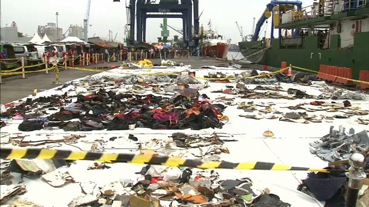 Flugzeugabsturz in Indonesien: Ermittler finden Flugschreiber