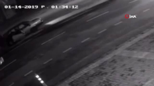 Palmiye Ağacına Saplanan Otomobil Güvenlik Kamerasında
