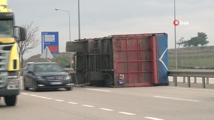 Demir Yüklü Tır'ın Dorsesi Otobana Devrildi, Faciadan Dönüldü
