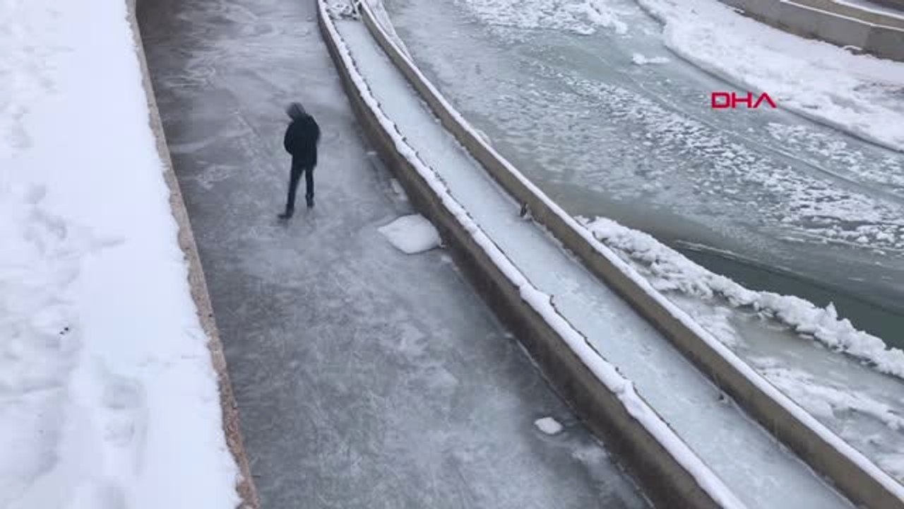 Bayburt Buz Tutan Çoruh Nehri'nde Paten Yaptılar