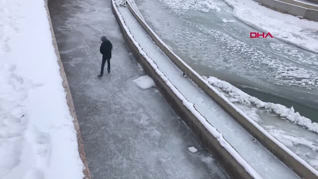 Bayburt Buz Tutan Çoruh Nehri'nde Paten Yaptılar