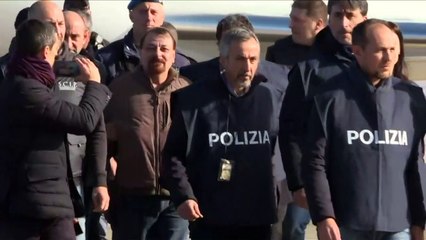 Avião com Cesare Battisti chega a Roma