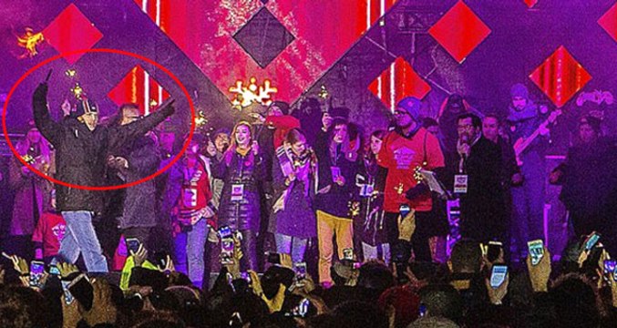 Yardım Etkinliğine Katılan Belediye Başkanı, Sahnede Bıçaklandı