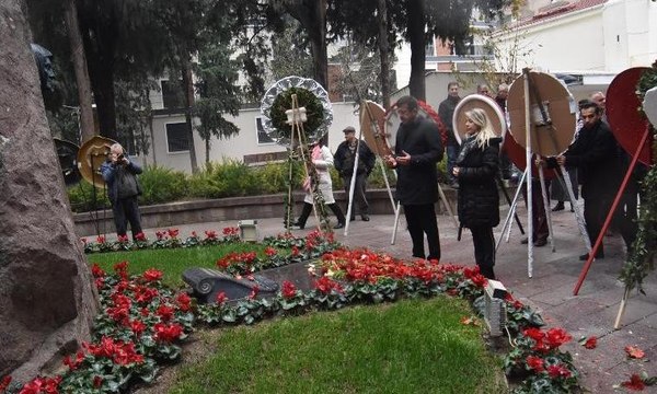 Nihat Zeybekci Zübeyde Hanım'ın kabri başında