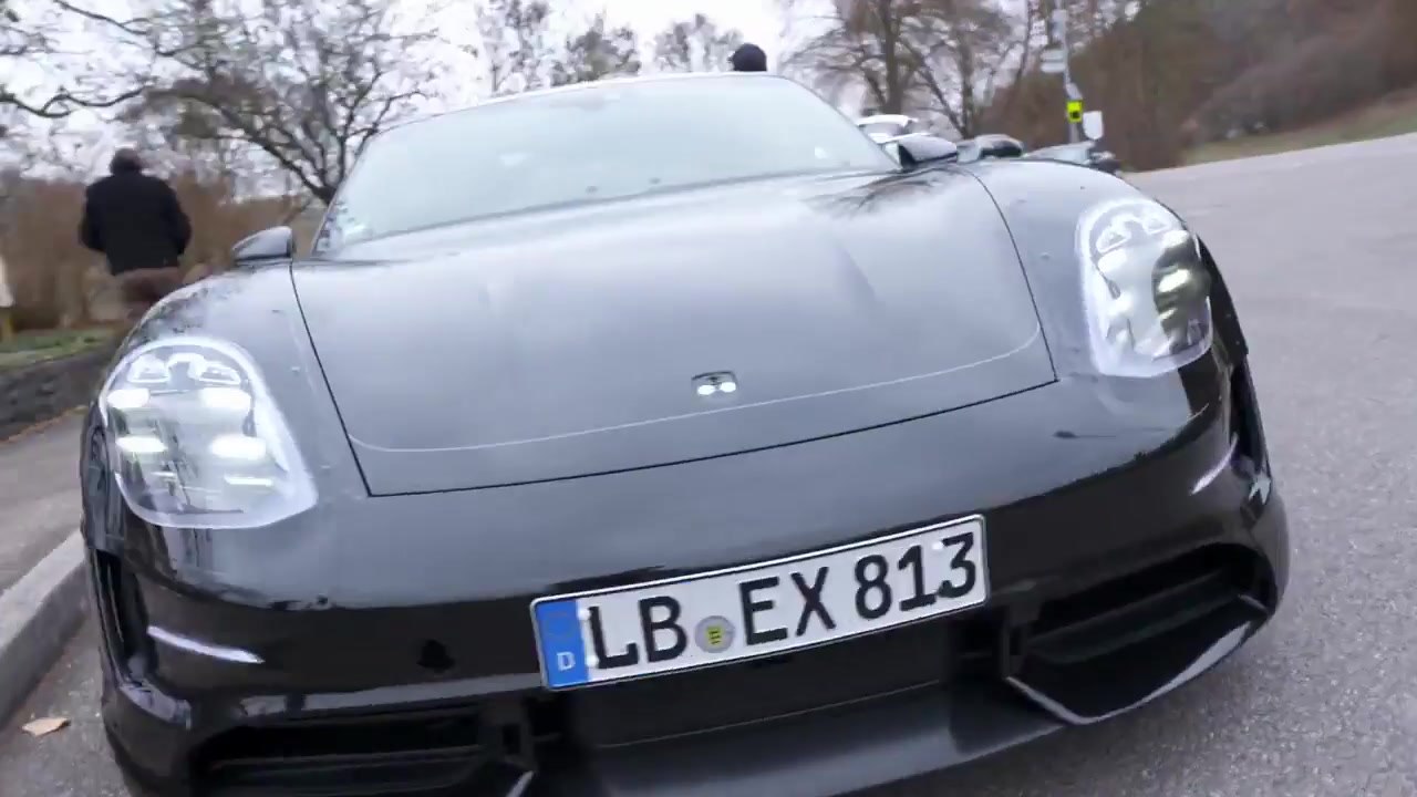 Walter Röhrl testet den Porsche Taycan