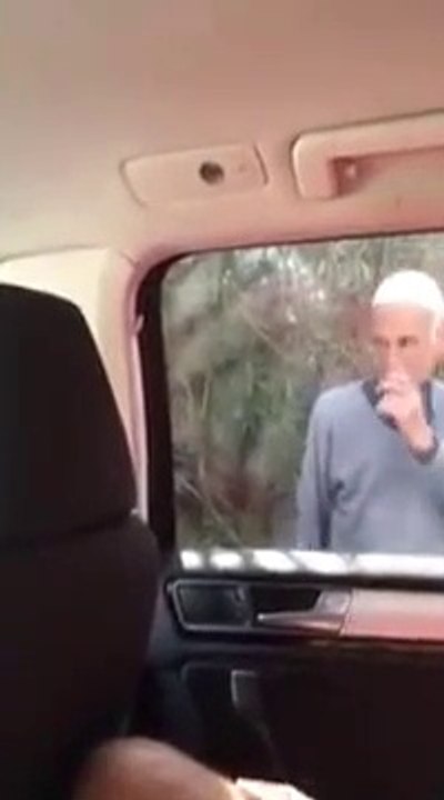 Il tente de voler une voiture aux vitres teintées ! Mais le propriétaire est dedans