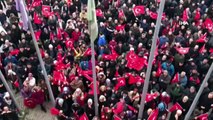 Mevcut başkan aday gösterilmeyince vatandaşlar belediye önünde toplandı, sloganlar attı